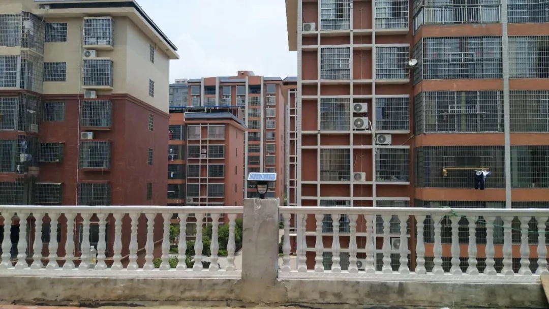 開著五菱翼，賣著源碼燈，地攤致富新方式